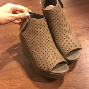 *Brand new* Pierre dumas wedges